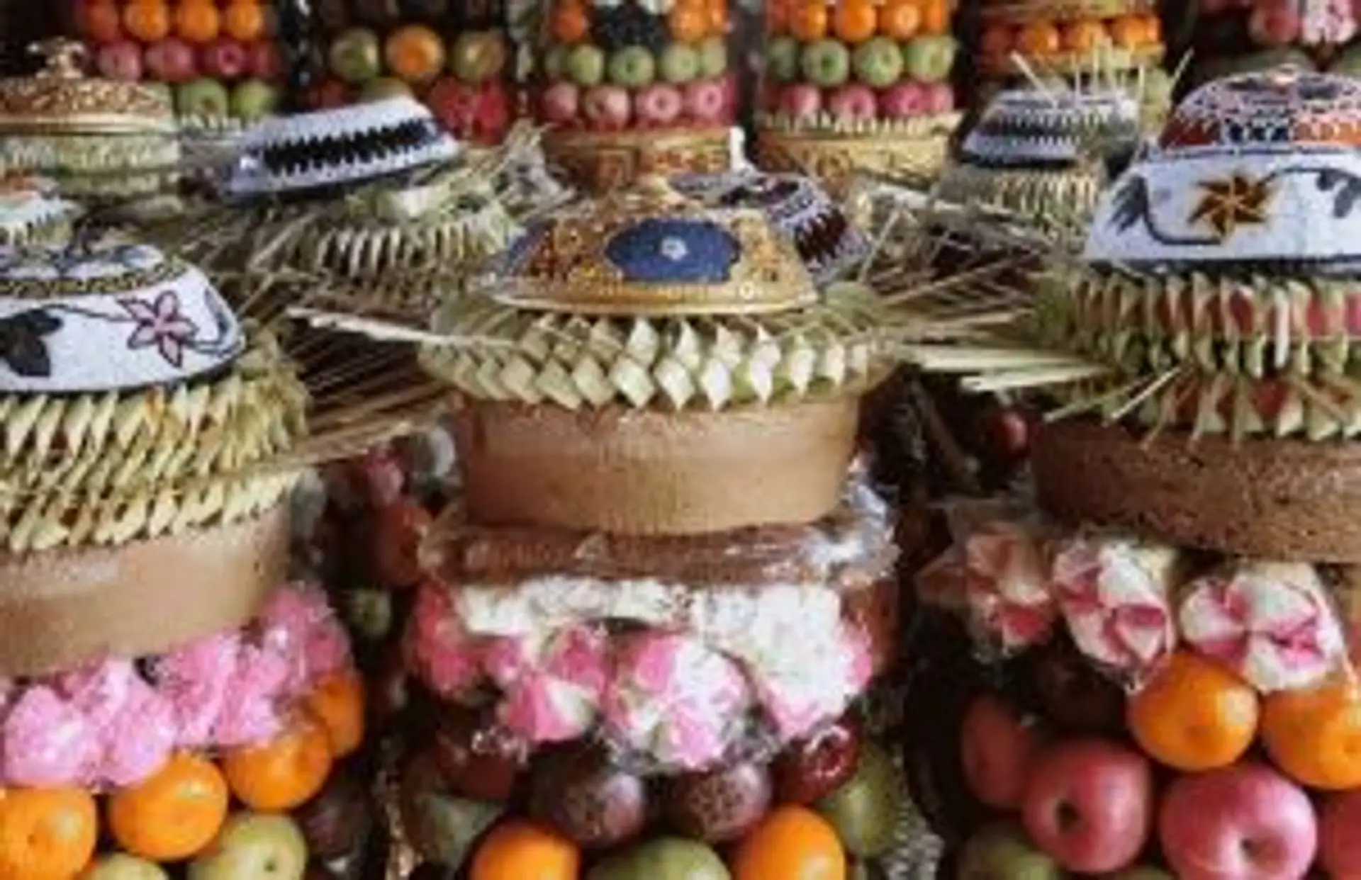 Offrandes balinaises Gebogan composées de pyramides de fruits et de fleurs lors d'une cérémonie rituelle à Bali.