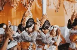 Femmes balinaises en tenue traditionnelle portant des offrandes lors d'une cérémonie à Bali