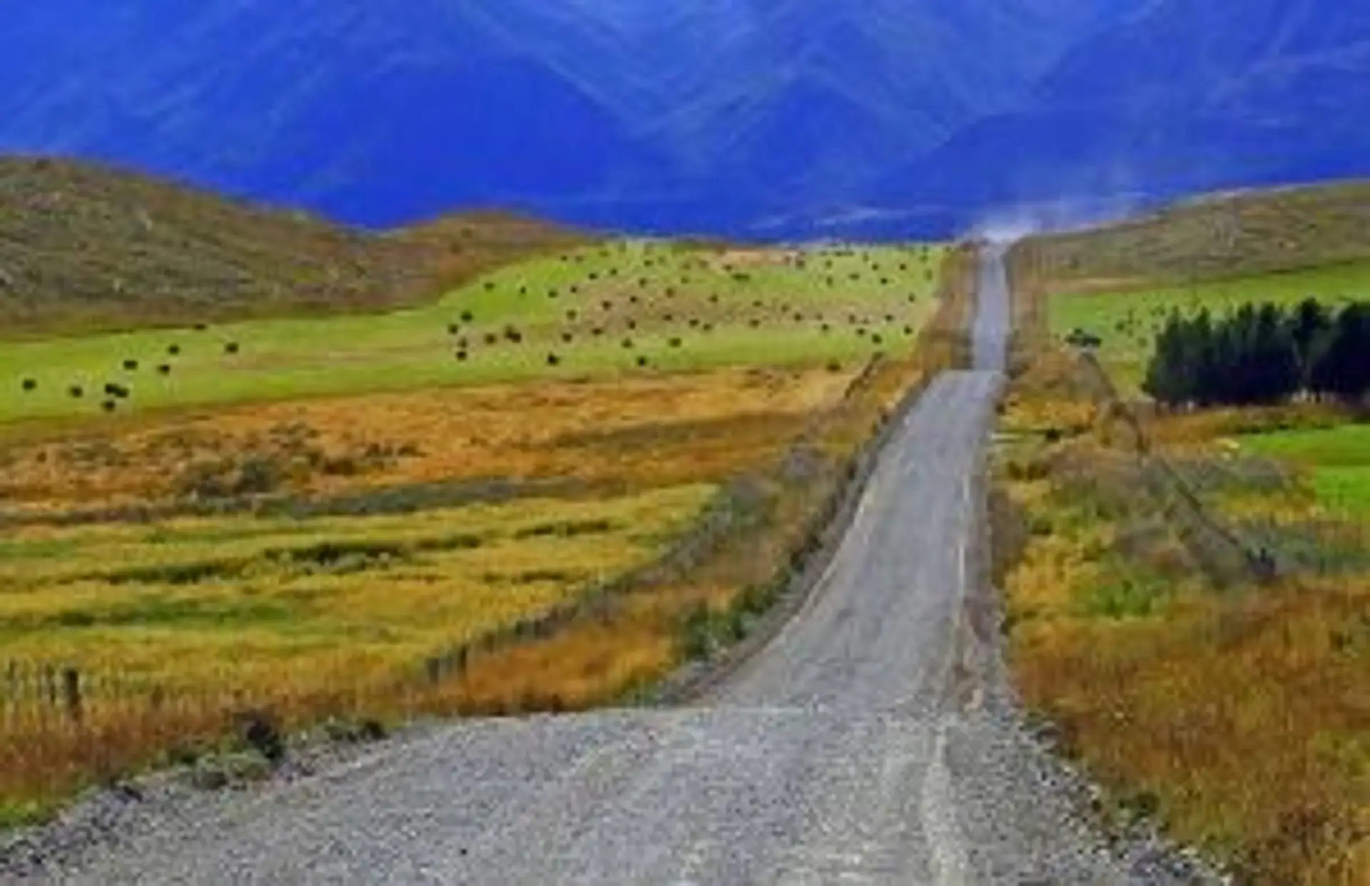 Voyage en Indonésie – Route sinueuse traversant les paysages ruraux et montagneux de l'île de Java.