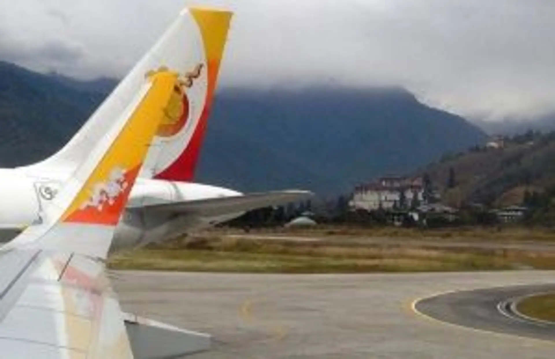 Véhicule 4x4 de tourisme circulant sur une route de montagne sinueuse au Bhoutan