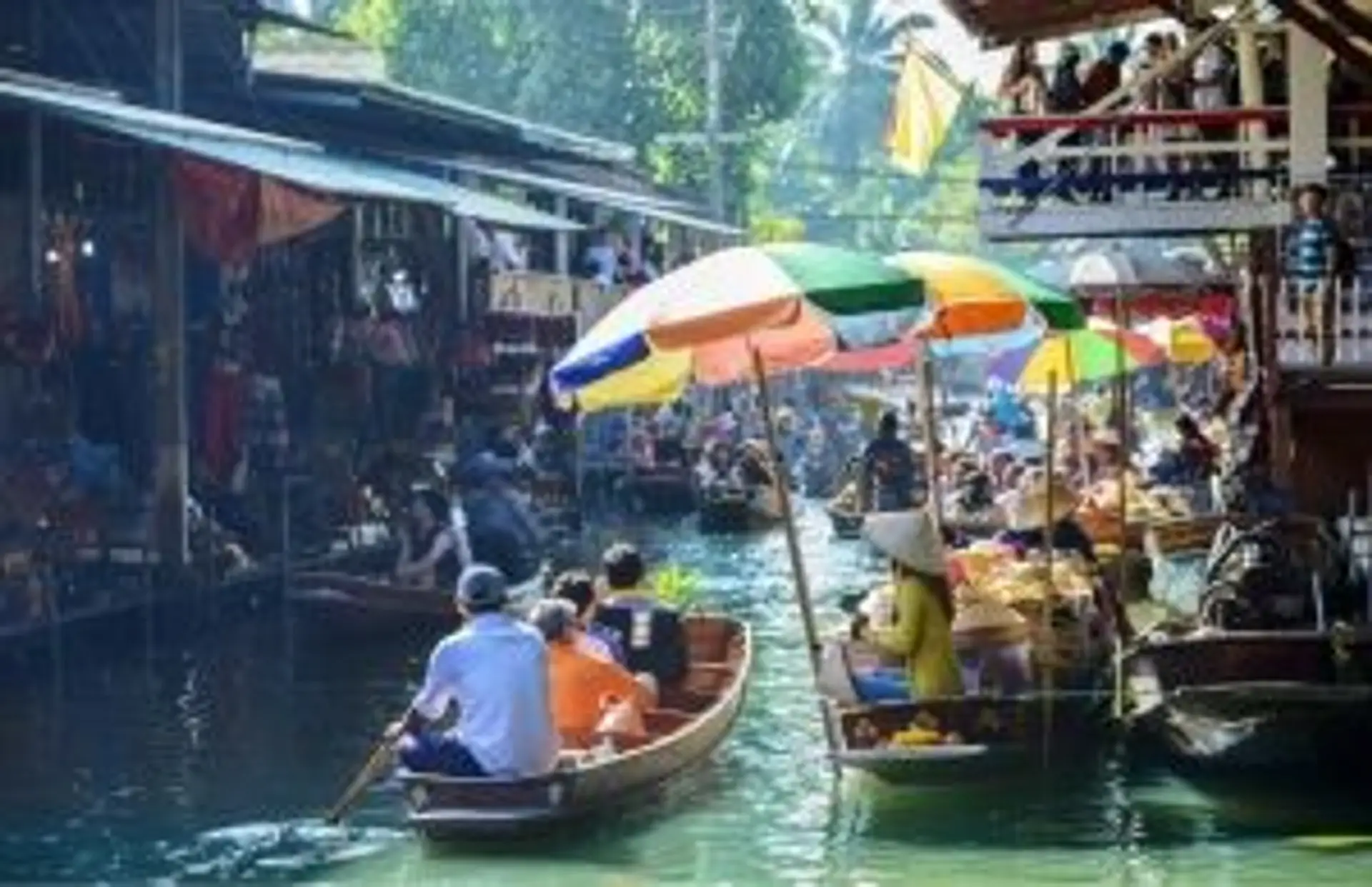Barques traditionnelles colorées sur le marché flottant de Damnoen Saduak en Thaïlande