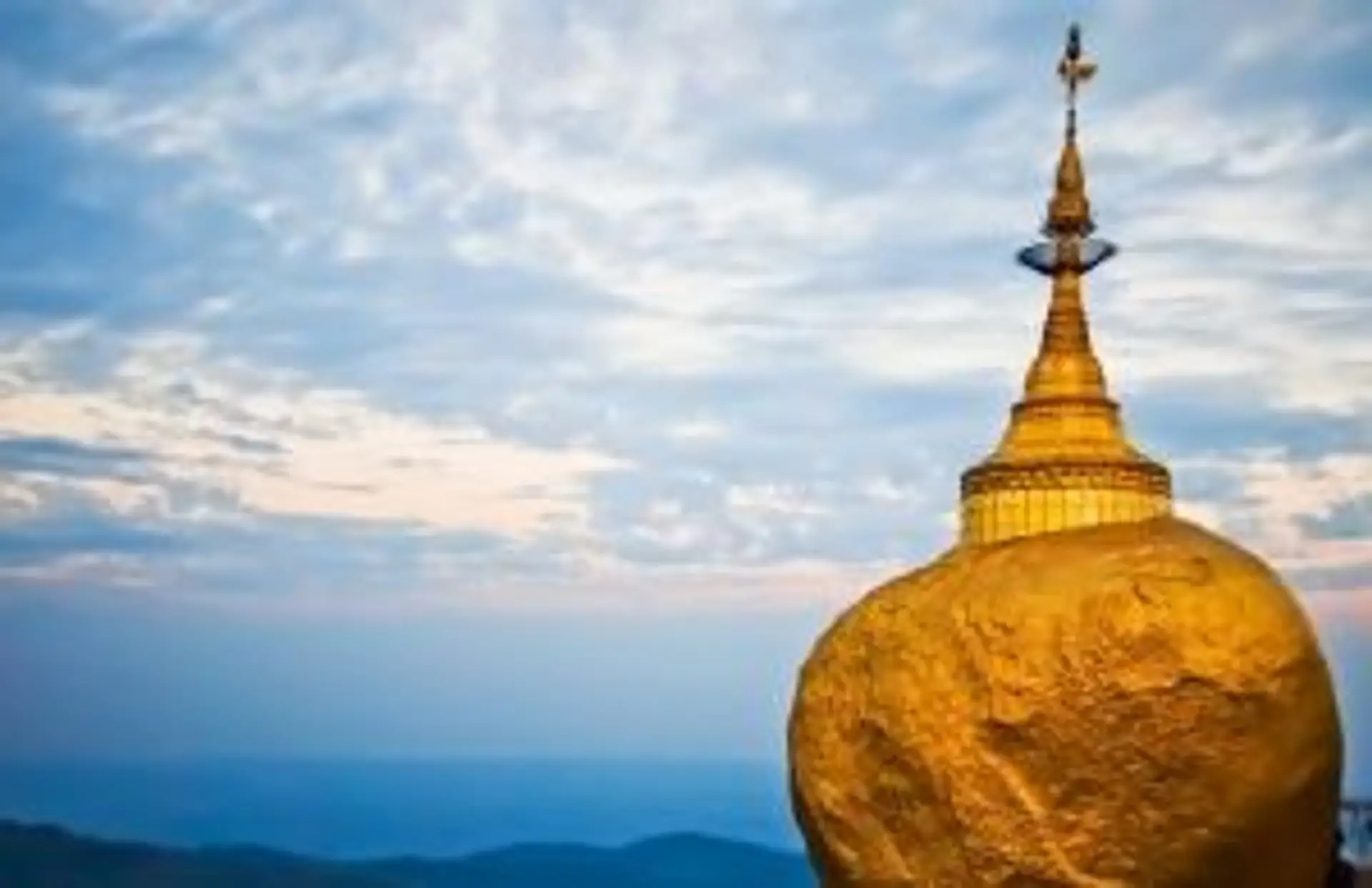 Le Rocher d'Or de la pagode de Kyaiktiyo au sommet d'une montagne en Birmanie