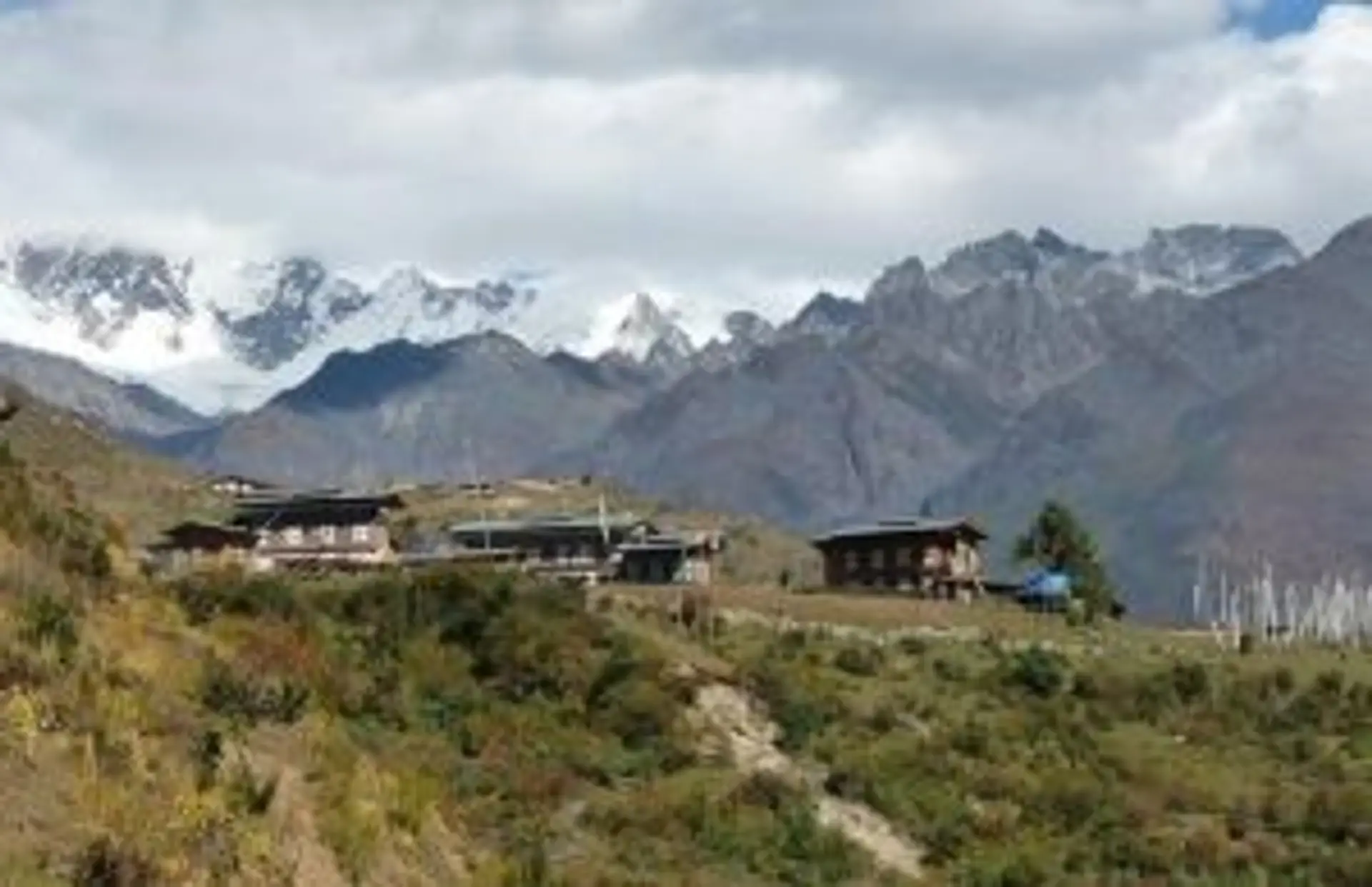 Ferme traditionnelle bhoutanaise isolée dans une vallée rurale au Bhoutan