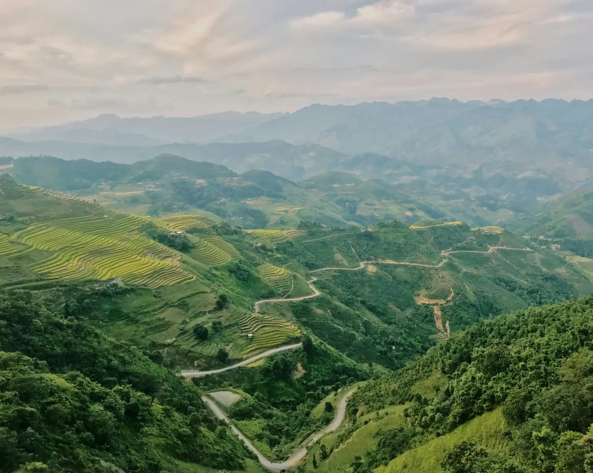 Routes de montagne sinueuses à travers les sommets verdoyants de Ha Giang au Vietnam