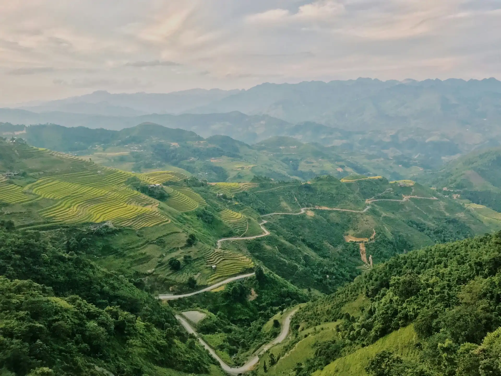 Routes de montagne sinueuses à travers les sommets verdoyants de Ha Giang au Vietnam