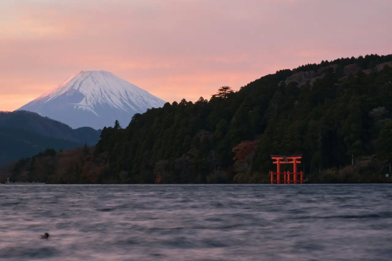 Voyage au Japon - Vue sur le Mont Fuji depuis Hakone et son célèbre tori.