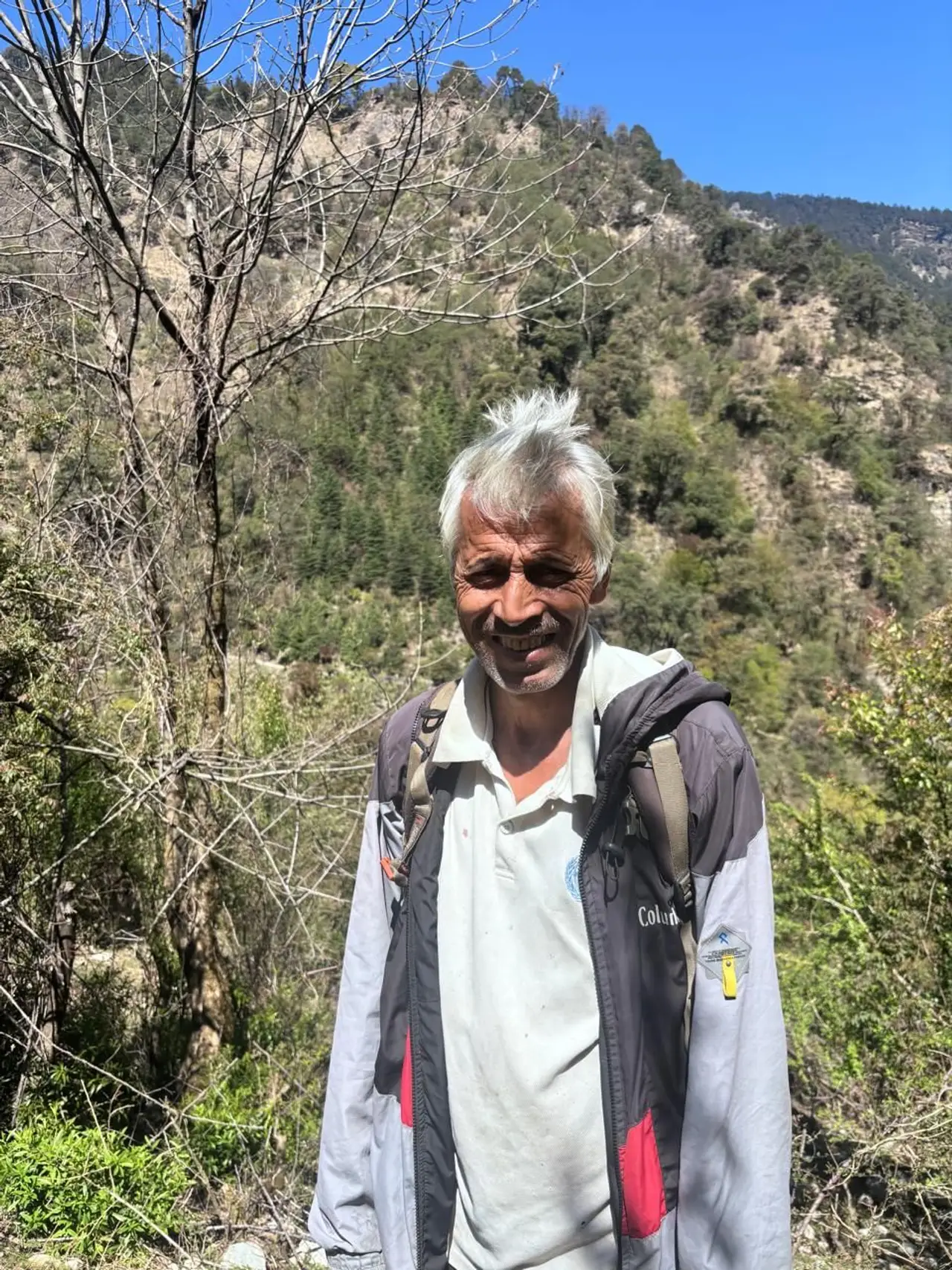 Un homme local dans un village 