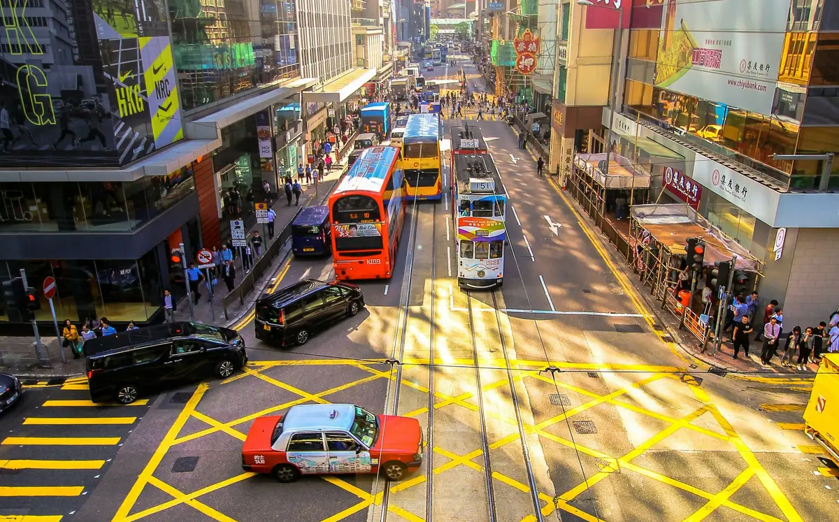 Tramways et taxis circulant dans une rue de Hong Kong