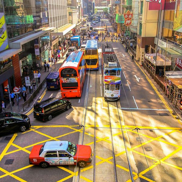 Tramways et taxis circulant dans une rue de Hong Kong