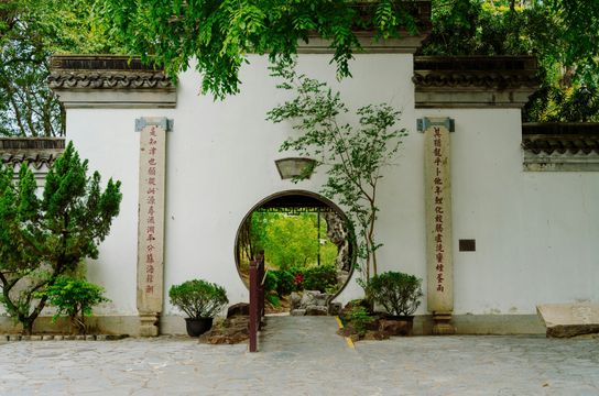 Porte de lune traditionnelle ouvrant sur un jardin à Kowloon