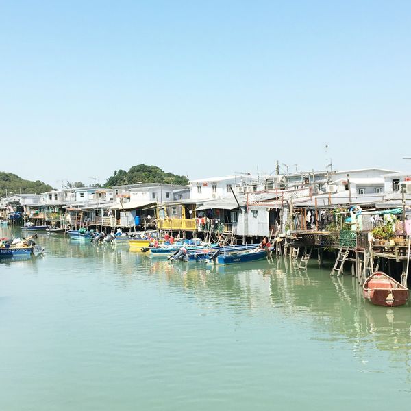 Bateaux dans l'ancien village de pêcheurs Tai O