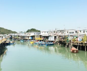 Bateaux dans l'ancien village de pêcheurs Tai O