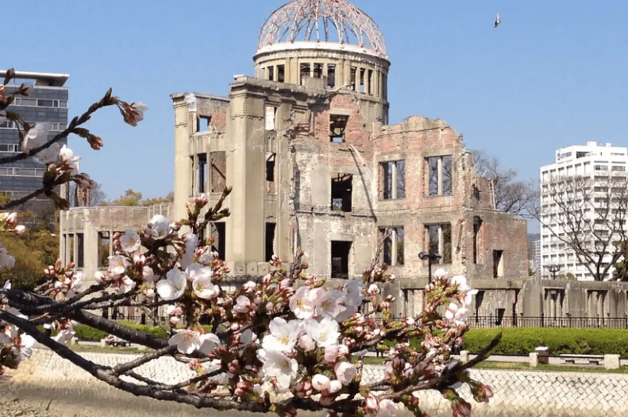 Voyage en Asie – Le Dôme de Genbaku au Parc du Mémorial de la Paix d'Hiroshima, un témoignage historique majeur lors d'un circuit au Japon.