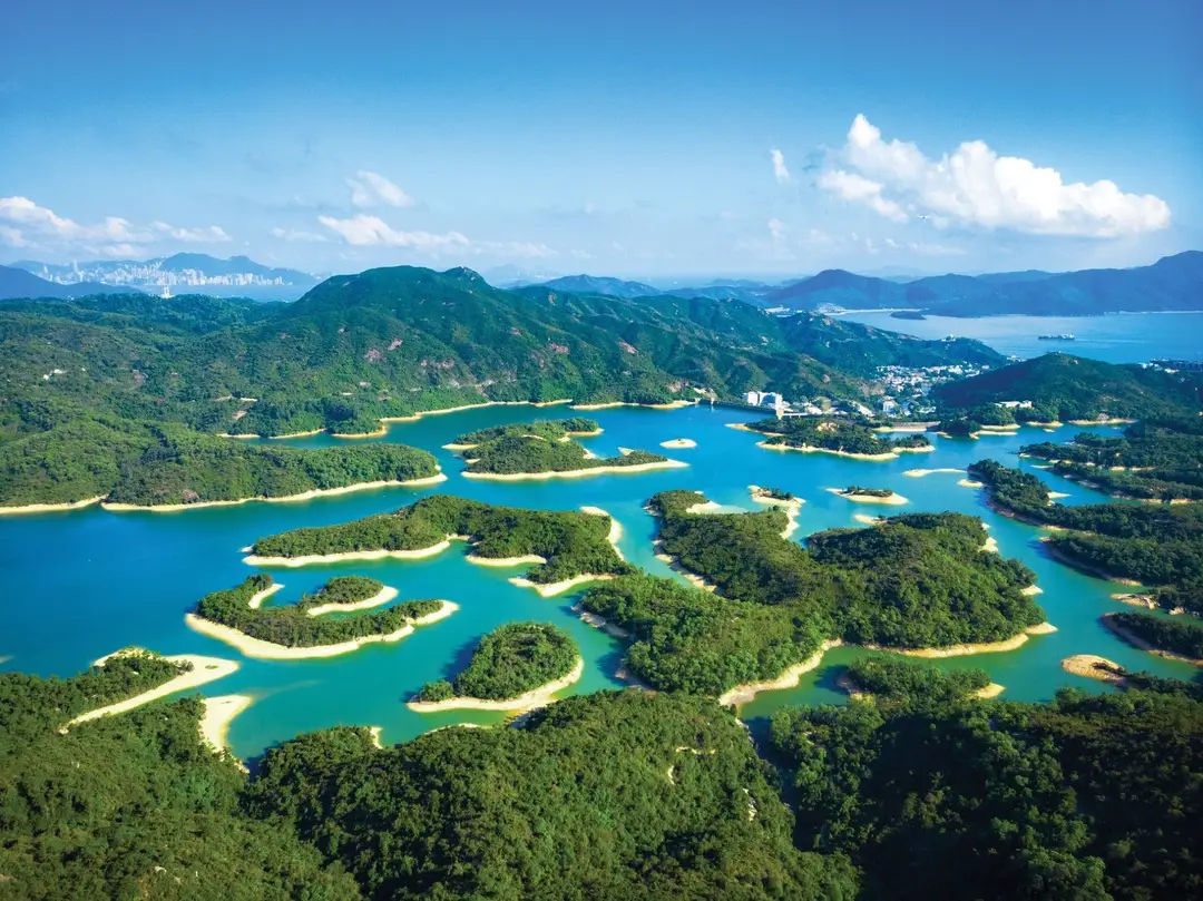Vue aérienne des îles verdoyantes et eaux turquoise du réservoir de High Island à Hong Kong.