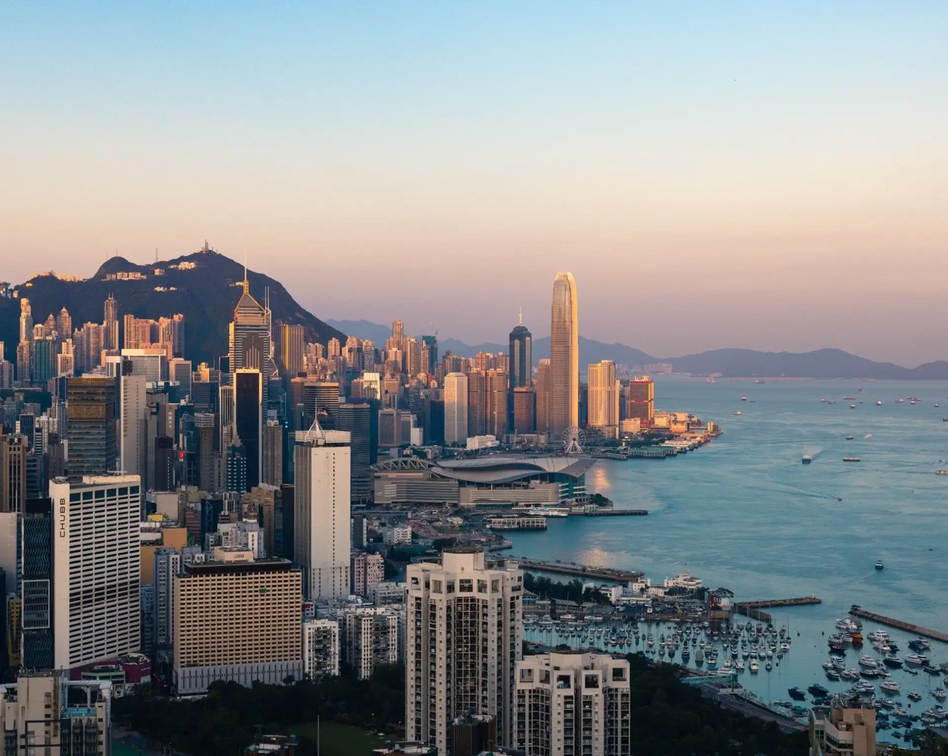 Panorama sur la skyline de Hong Kong et Victoria Harbour au coucher du soleil.