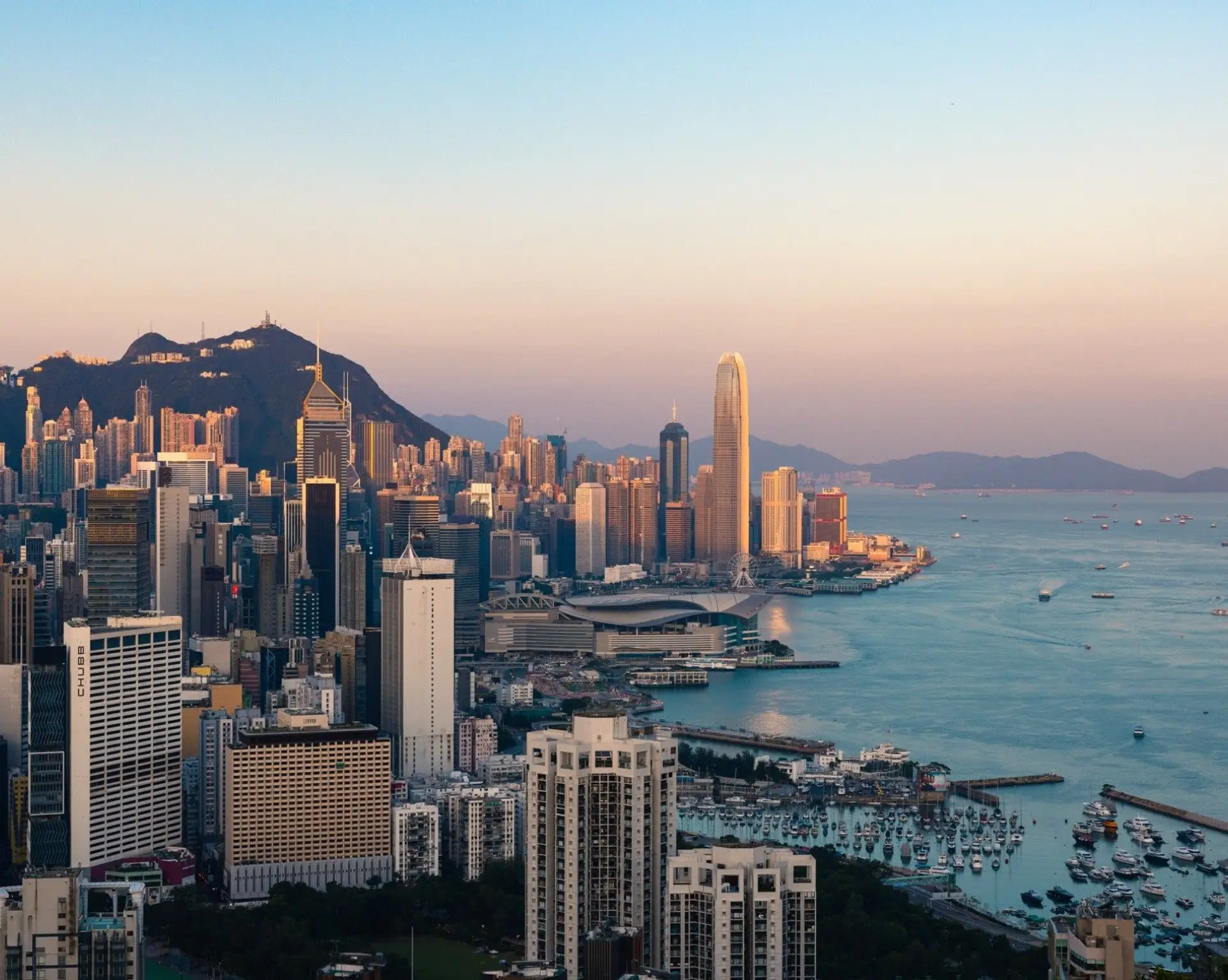 Panorama sur la skyline de Hong Kong et Victoria Harbour au coucher du soleil.