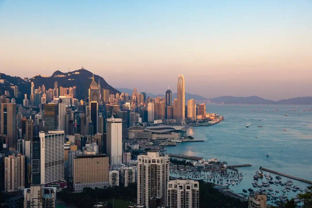 Panorama sur la skyline de Hong Kong et Victoria Harbour au coucher du soleil.