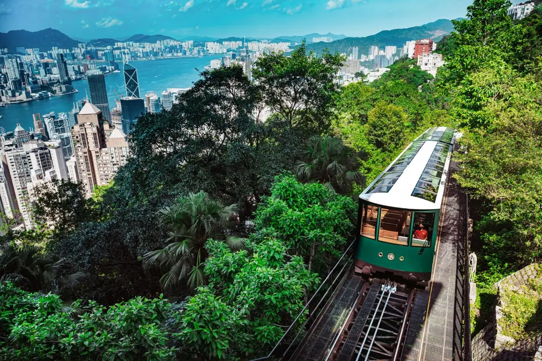Les grands contrastes de Hong Kong entre gratte-ciels et parcs naturels