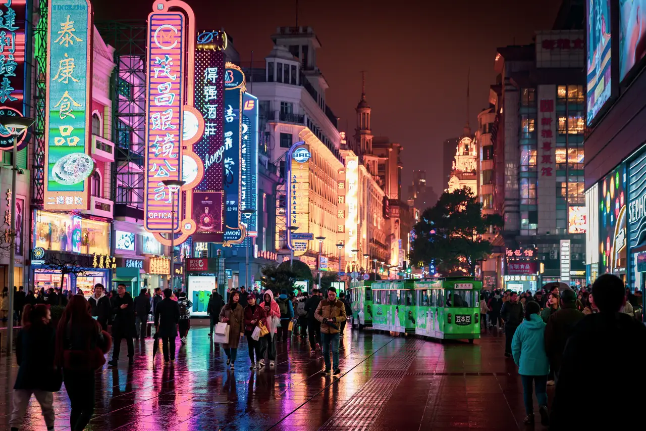 La célèbre avenue piétonne Nanjing Road illuminée de nuit par des dizaines d'enseignes lumineuses et de néons colorés à Shanghai.