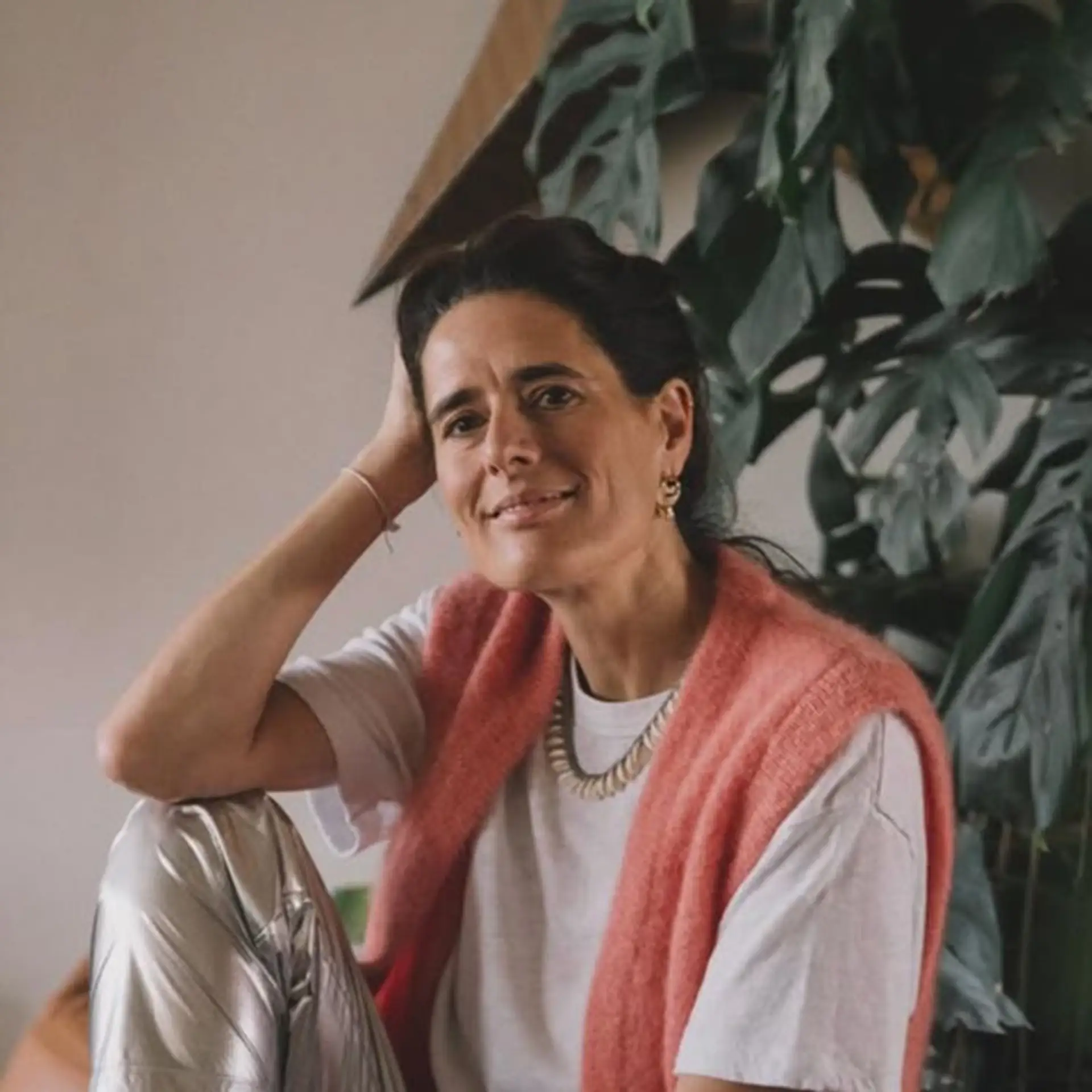 Voyage en Asie : Portrait d’une experte voyage dans un intérieur chaleureux