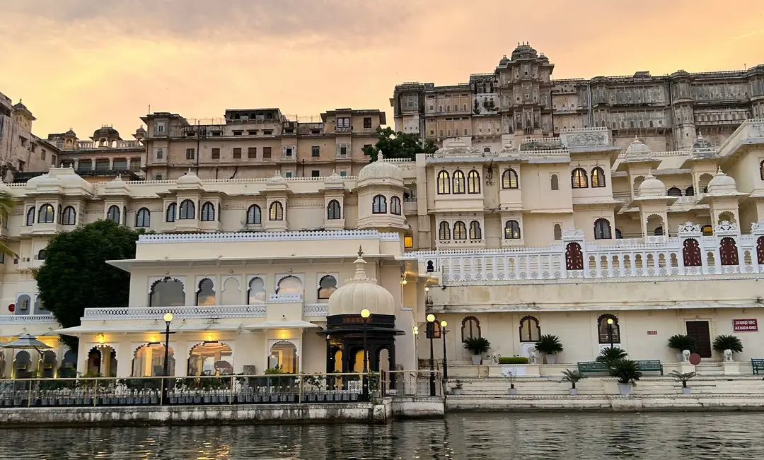 City Palace d’Udaipur au bord du lac Pichola au coucher du soleil.