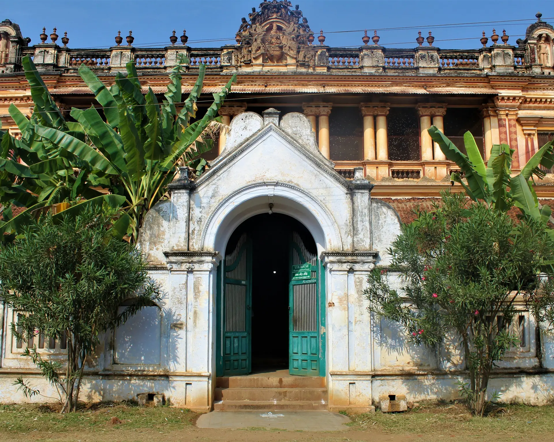 maison Chettinad traditionnelle du Tamil Nadu, Inde, à la façade ocre et bleue, symbole du patrimoine architectural indien