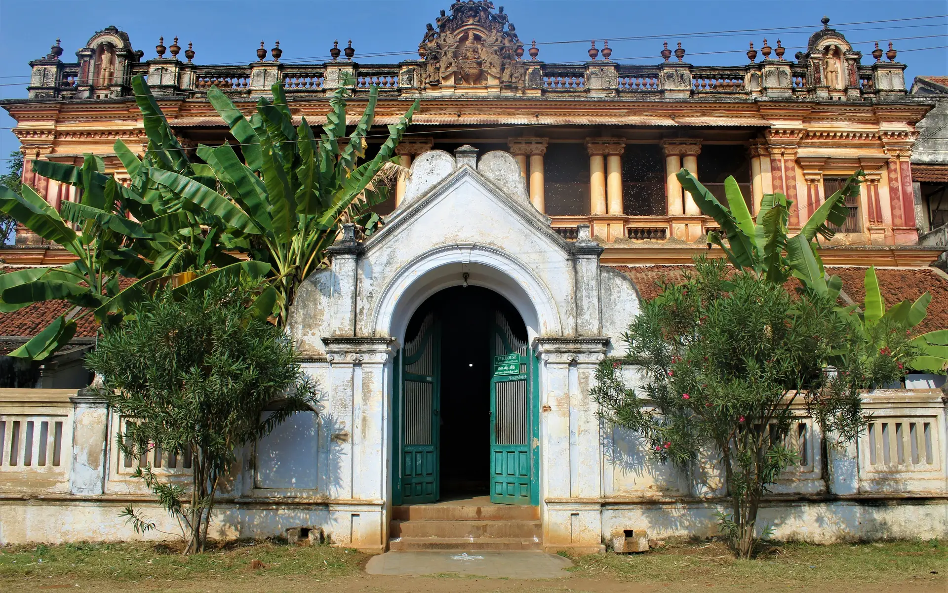 maison Chettinad traditionnelle du Tamil Nadu, Inde, à la façade ocre et bleue, symbole du patrimoine architectural indien