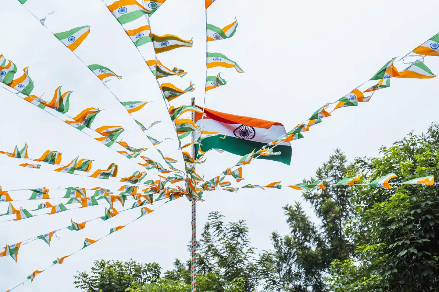 Voyage en Inde, drapeaux indiens flottant au vent contre le ciel bleu