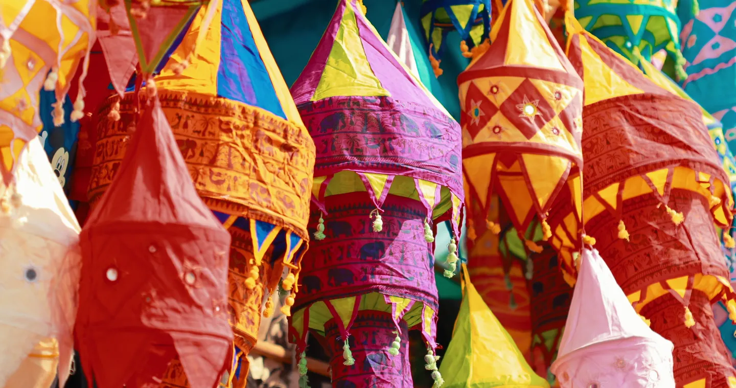 Voyage en Inde, marché indien avec de nombreux handm colorés traditionnel