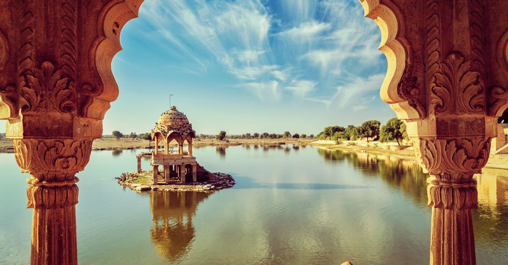 Voyage en Asie – Vue du lac Gadi Sagar au Rajasthan, Inde, lieu paisible et coloré pour un voyage en famille