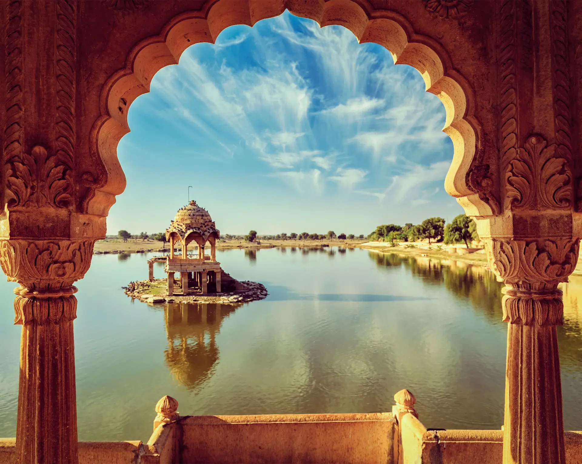 Voyage en Asie – Vue du lac Gadi Sagar au Rajasthan, Inde, lieu paisible et coloré pour un voyage en famille