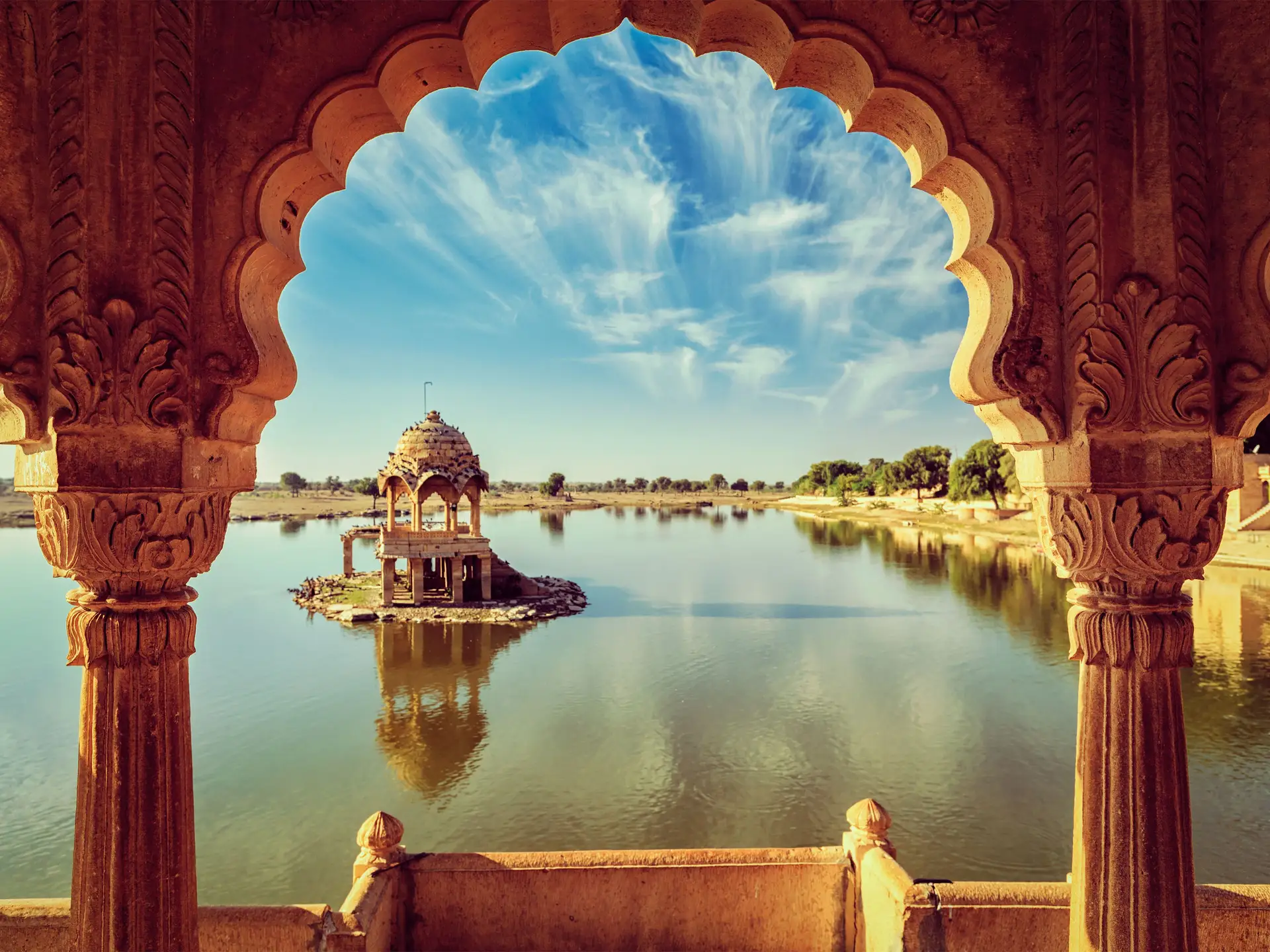 Voyage en Asie – Vue du lac Gadi Sagar au Rajasthan, Inde, lieu paisible et coloré pour un voyage en famille