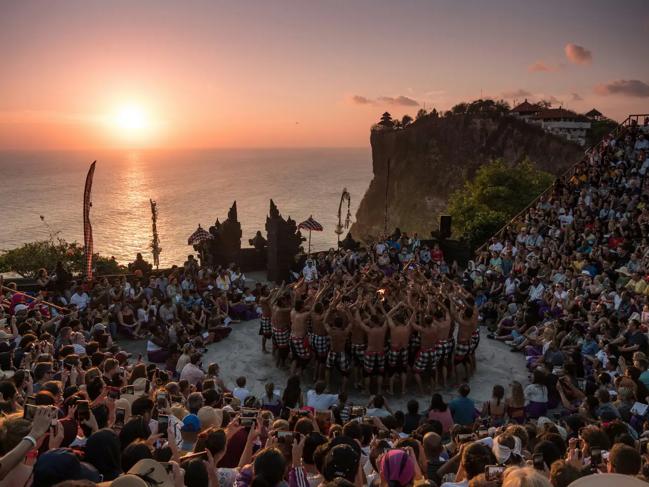 Voyage en Asie — Spectacle de danse Kecak au temple d’Uluwatu à Bali, avec les danseurs en cercle au coucher du soleil.
