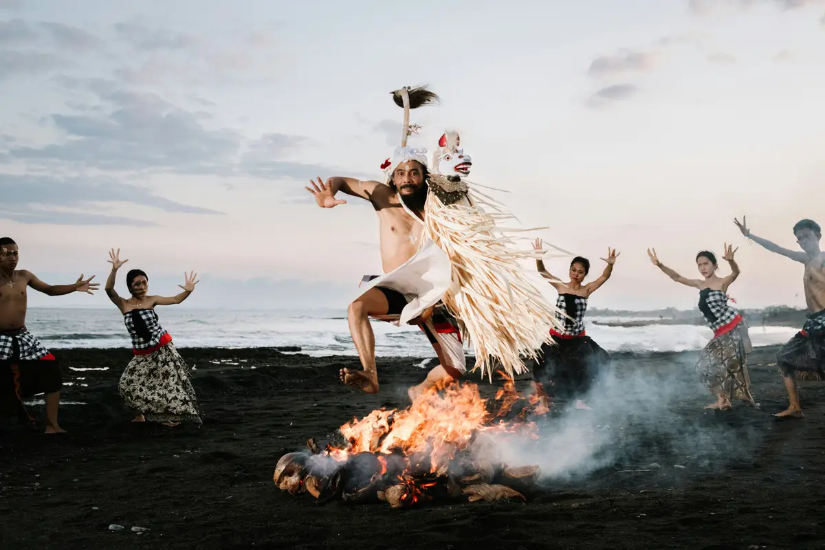 Voyage en Asie — Danse Kecak au coucher du soleil au temple d’Uluwatu à Bali, avec les danseurs formant un cercle rituel.