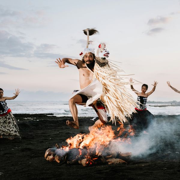 Voyage en Asie — Danse Kecak au coucher du soleil au temple d’Uluwatu à Bali, avec les danseurs formant un cercle rituel.