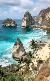 Voyage en Asie — Vue sur une falaise de Bali dominant l’océan, entre nature sauvage et horizon bleu.