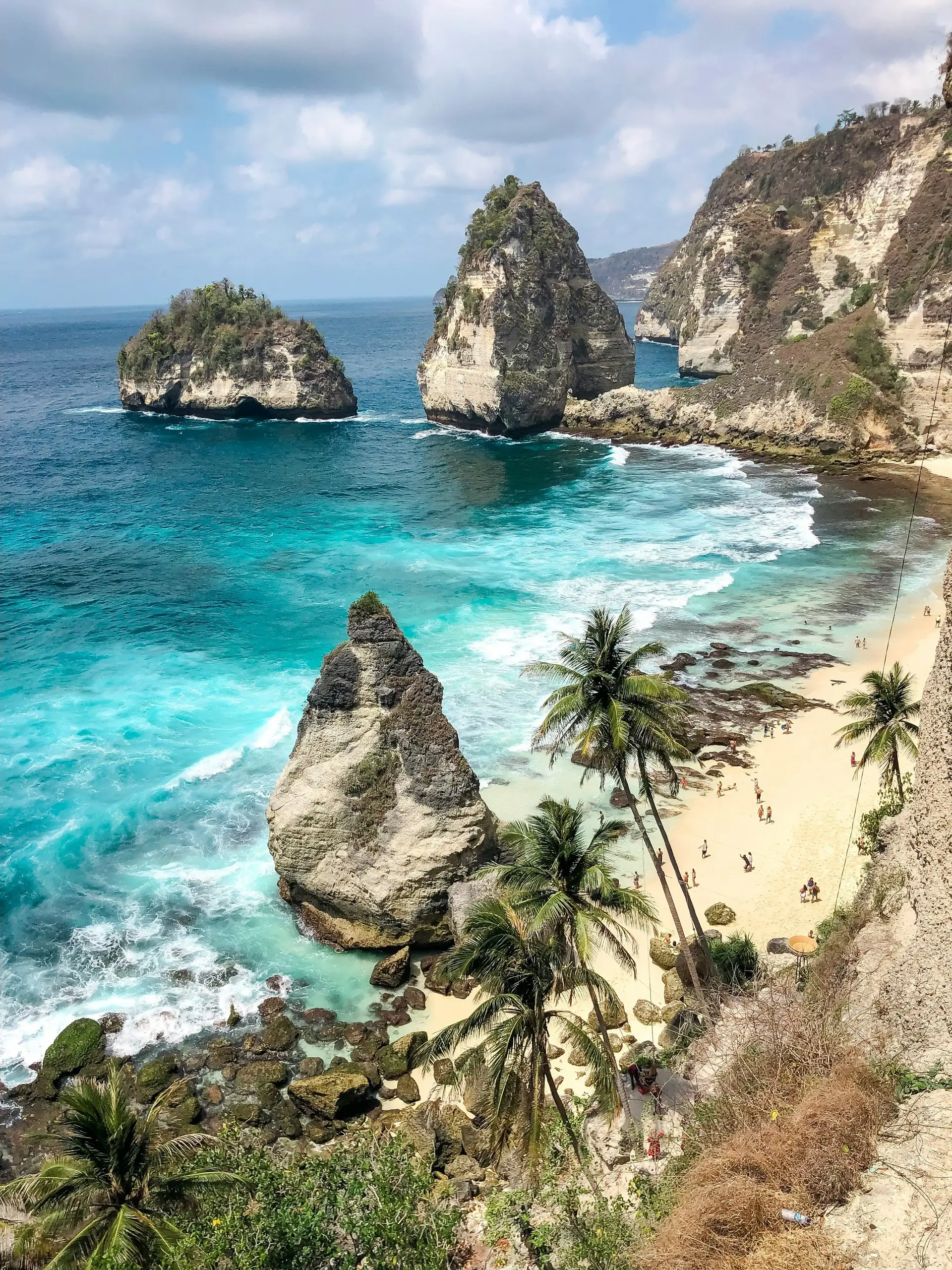 Voyage en Asie — Vue sur une falaise de Bali dominant l’océan, entre nature sauvage et horizon bleu.