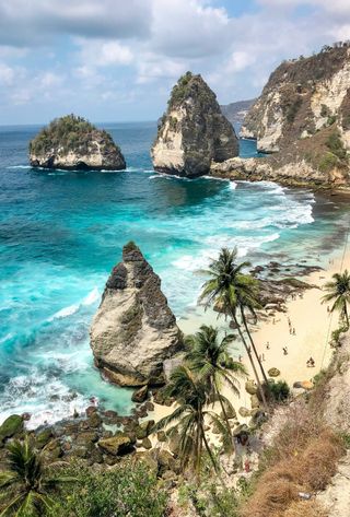 Voyage en Asie — Vue sur une falaise de Bali dominant l’océan, entre nature sauvage et horizon bleu.