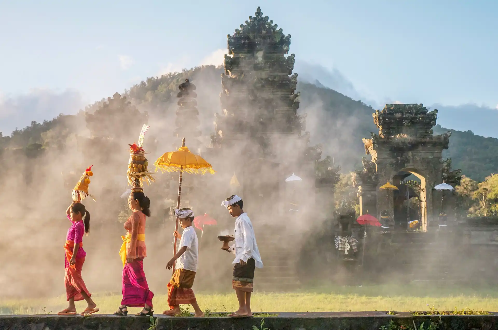 Voyage en Asie - famille participant à une cérémonie traditionnelle balinaise en Indonésie