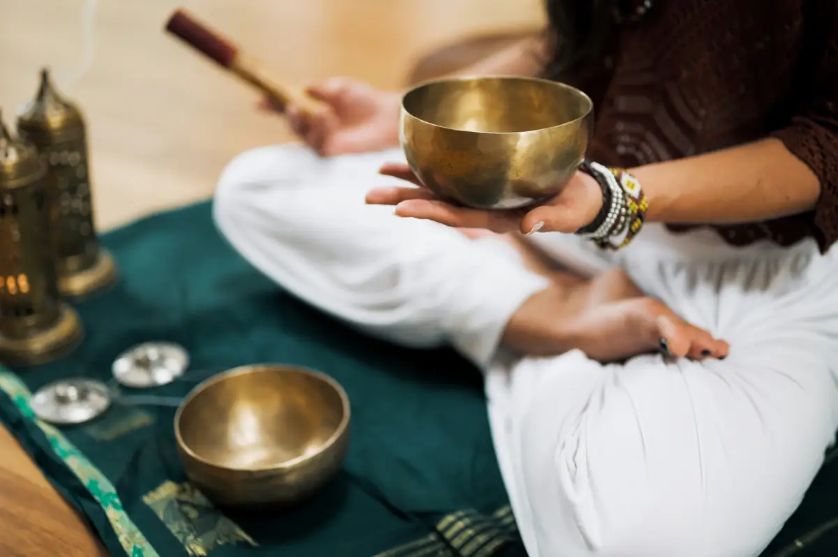 Voyage en Asie — Séance de sound healing avec bols tibétains pour la relaxation à Bali, expérience bien-être conçue avec notre expertise locale — Shanti Travel