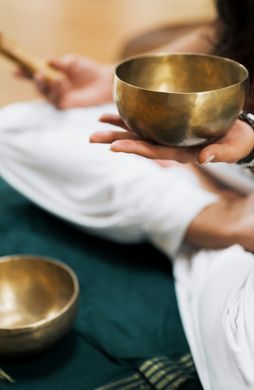Voyage en Asie — Séance de sound healing avec bols tibétains pour la relaxation à Bali, expérience bien-être conçue avec notre expertise locale — Shanti Travel