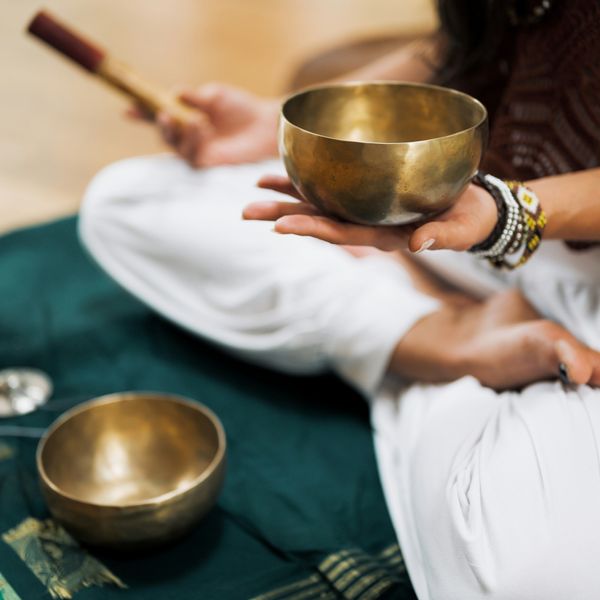 Voyage en Asie — Séance de sound healing avec bols tibétains pour la relaxation à Bali, expérience bien-être conçue avec notre expertise locale — Shanti Travel