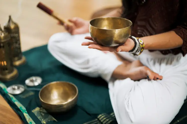 Voyage en Asie — Séance de sound healing avec bols tibétains pour la relaxation à Bali, expérience bien-être conçue avec notre expertise locale — Shanti Travel