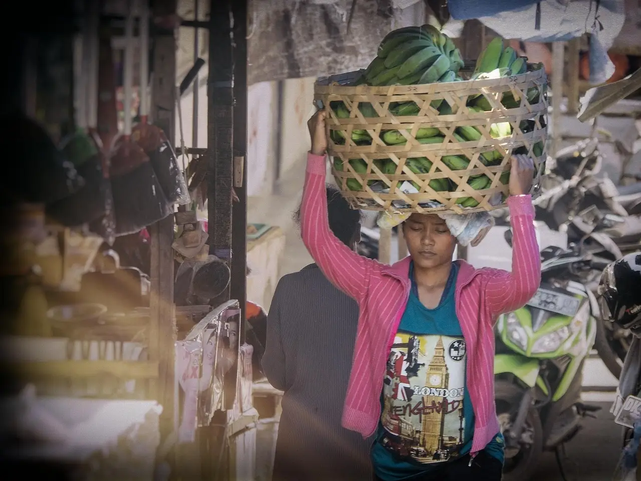 Une femme au marché local qui vend ses bananes