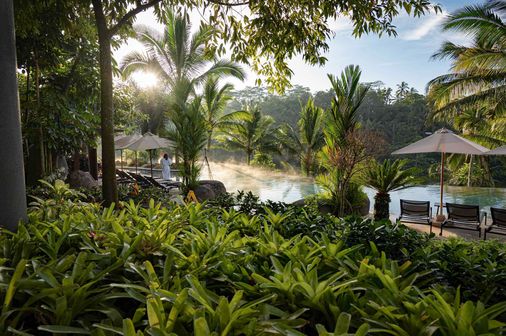 Voyage en Asie -Piscine entourée de verdure chic et pleine de charme pour votre inspiration