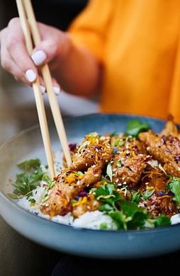 Voyage en Asie — Dégustation de cuisine locale indonésienne à Java avec des baguettes, une expérience culinaire authentique — Shanti Travel