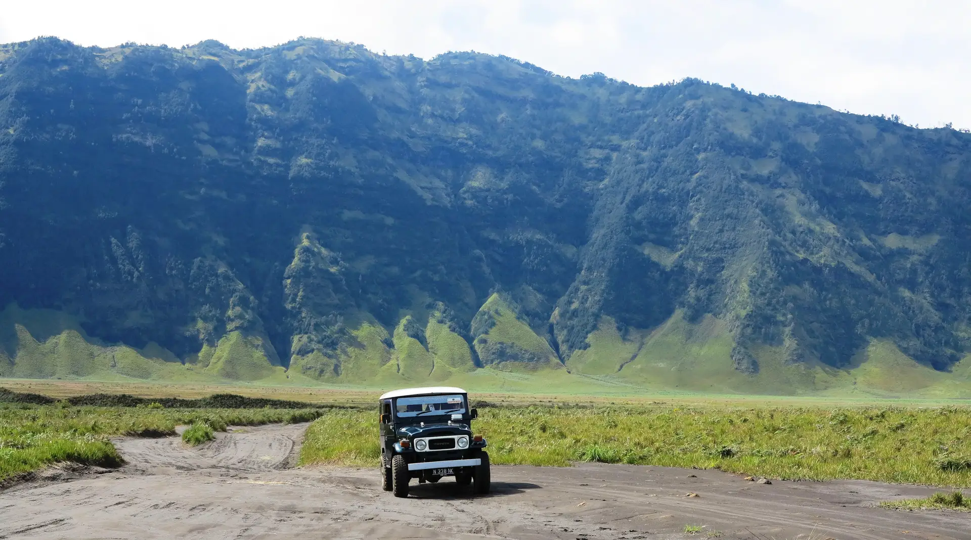 Voyage en Asie - Jeep près du mont Bono en Indonésie