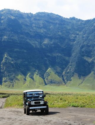 Voyage en Asie - Jeep près du mont Bono en Indonésie