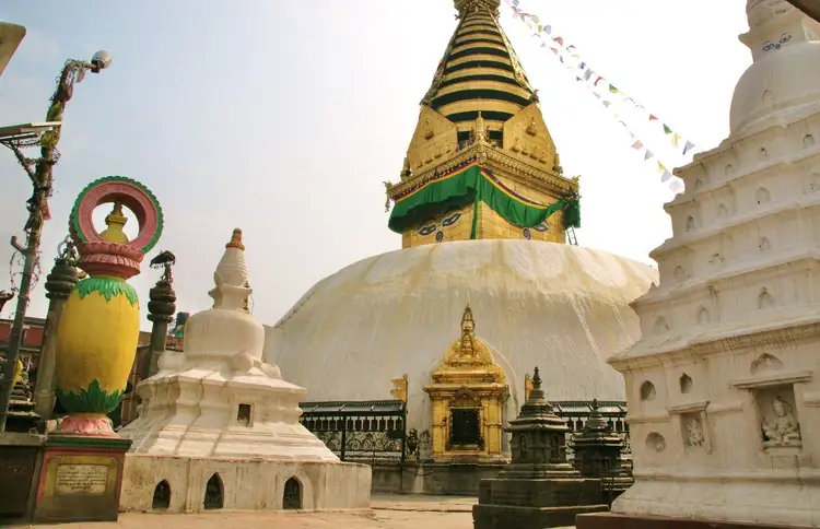 Stupa avec drapeaux de prières au Népal 