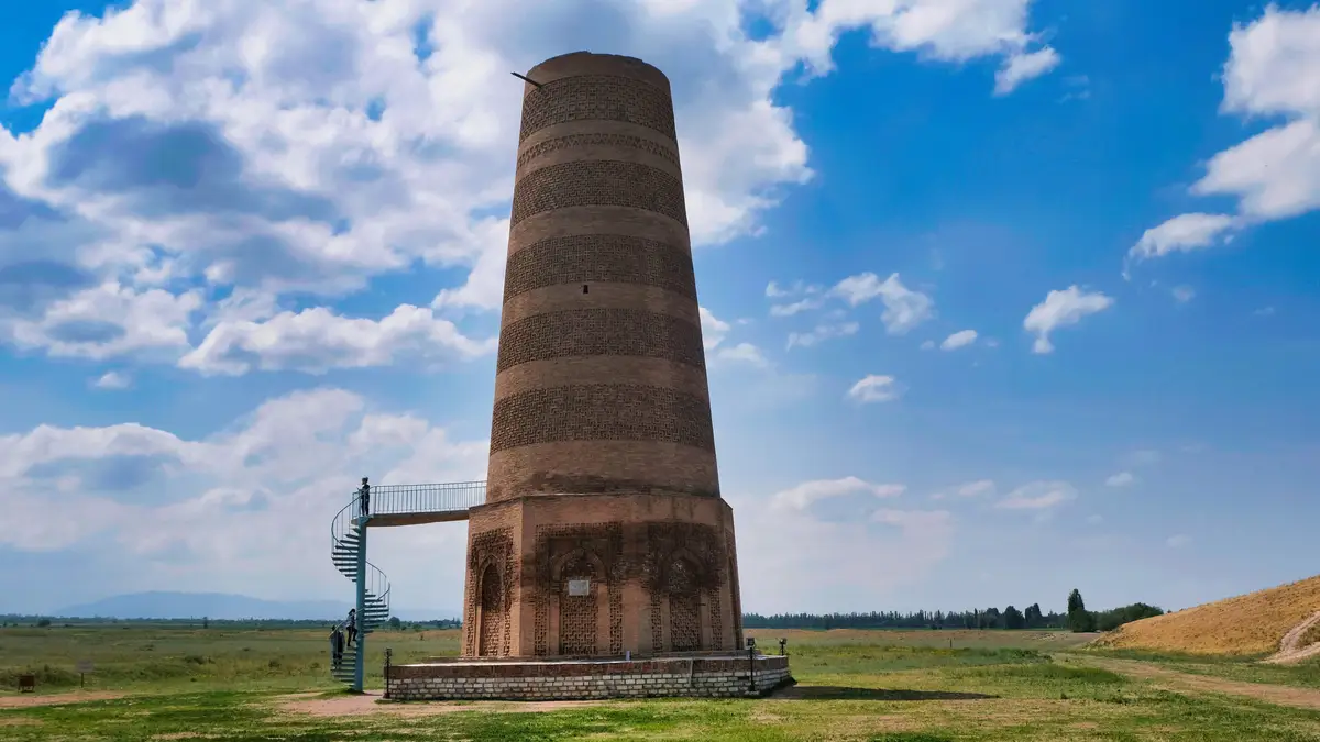 Voyage au Kirghizistan - La tour de Burana sous un ciel bleu nuageux